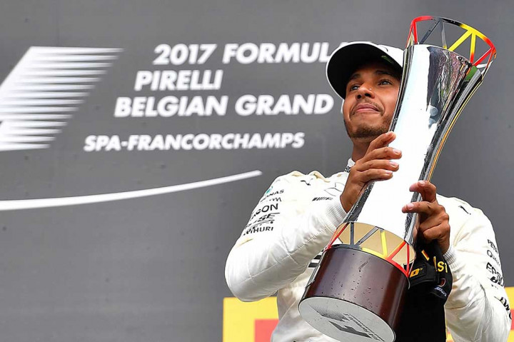 Pembalap asal Inggris itu sukses meraih kemenangan kelima musim ini, sehari setelah menyamai rekor sepanjang masa Michael Schumacher dengan 68 kali start terdepan (pole position).