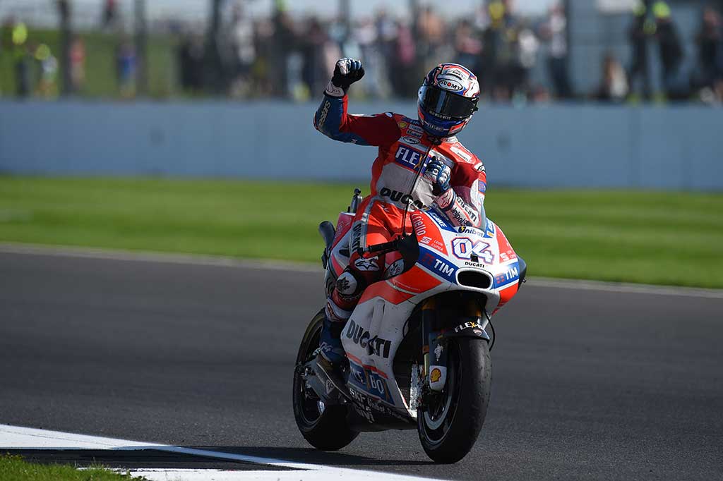 Pembalap Ducati Andrea Dovizioso melakukan selebrasi usai menyentuh garis finis pertama pada MotoGP Inggris, di Sirkuit Silverstone, Northamptonshire, Minggu (27/8/2017). 