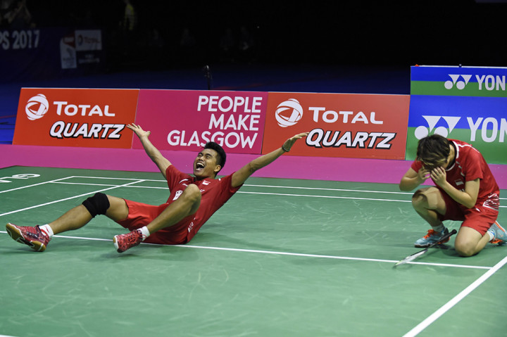 Tontowi Ahmad and Liliyana Natsir merayakan kemenangan mereka atas petenis Tiongkok Zheng Siwei/Chen Qingchen di ajang BWF 2017.
