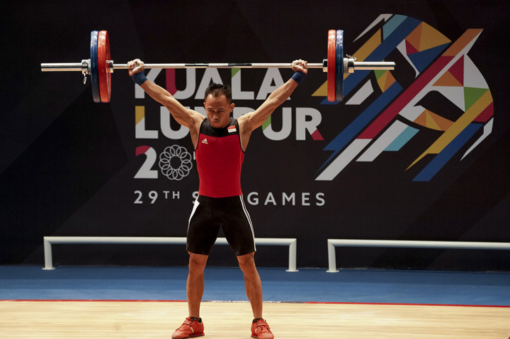 Surahmat memperoleh medali perak setelah berhasil melakukan total angkatan 267 kg (119 kg angkatan snatch dan 148 kg clean and jerk).