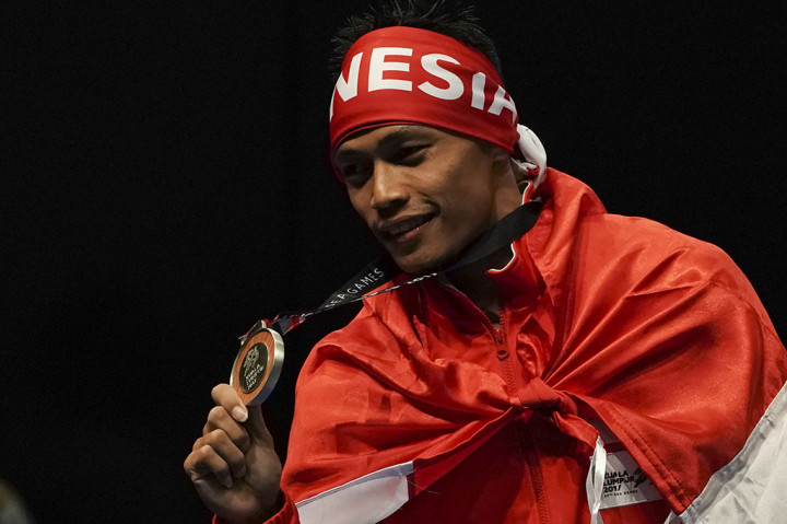 Atlet Angkat Besi Indonesia Surahmat mempersembahkan medali perak nomor 56 kilogram SEA Games 2017.