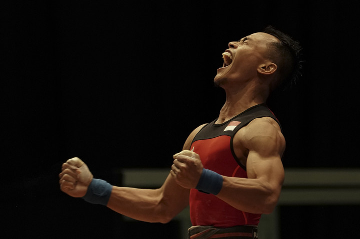 Ekspresi lifter Indonesia Surahmat seusai melakukan angkatan snatch angkat besi putra nomor 56 kg SEA Games 2017 Kuala Lumpur. 
