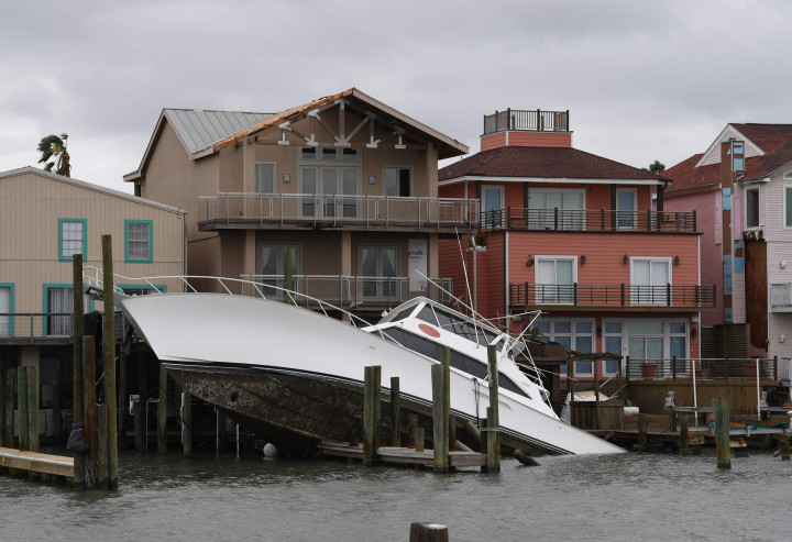 Sebuah kapal terdampar di pemukiman Port Aransas, Texas, akibat hempasan badai harvey. Angin badai tropis diperkirakan kecepatannya lebih dari 200 km/jam. 