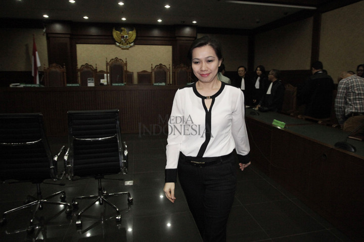 Sementara Ng Fenny divonis lima tahun penjara dan denda Rp 200 juta subsider dua bulan kurungan.