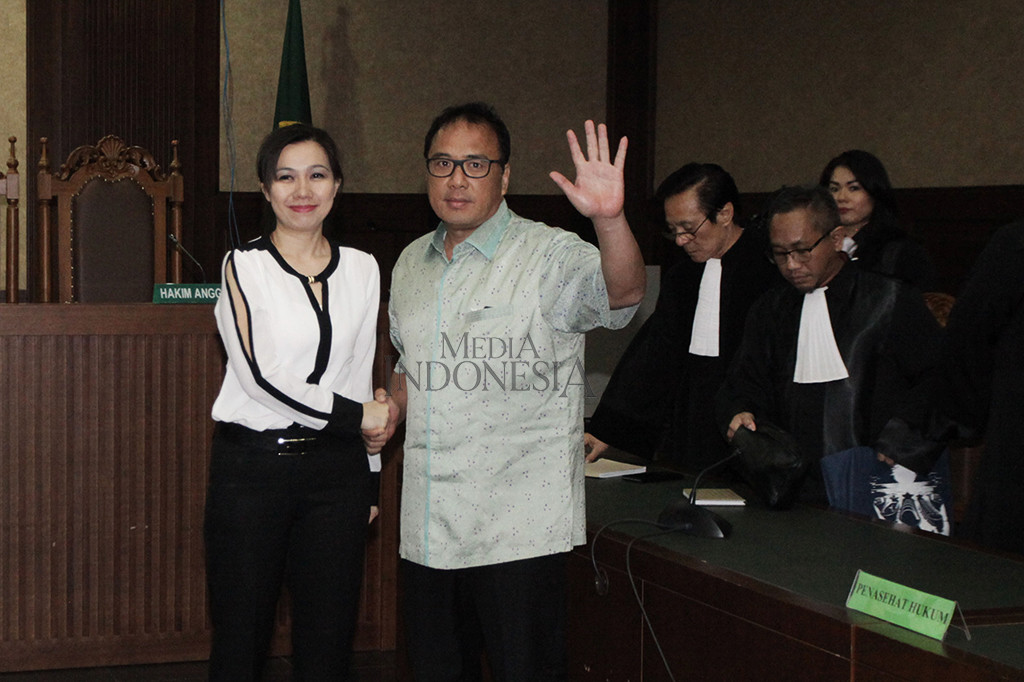 Keduanya terbukti menyuap hakim konstitusi Patrialis Akbar sebesar 50 ribu dolar AS untuk mempengaruhi putusan uji materi Undang-Undang No.41/2014 tentang Perubahan atas Undang-Undang No.18/2009 tentang Peternakan dan Kesehatan Hewan.
