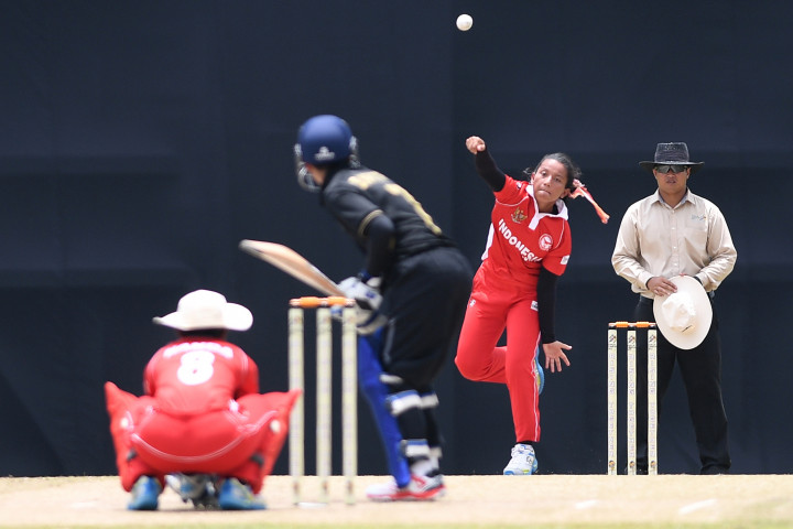 Bowler putri Indonesia Taskia Hanum (kedua kanan) melemparkan bola ke arah batswoman Thailand dalam final kriket putri SEA Games XXIX Kuala Lumpur. 