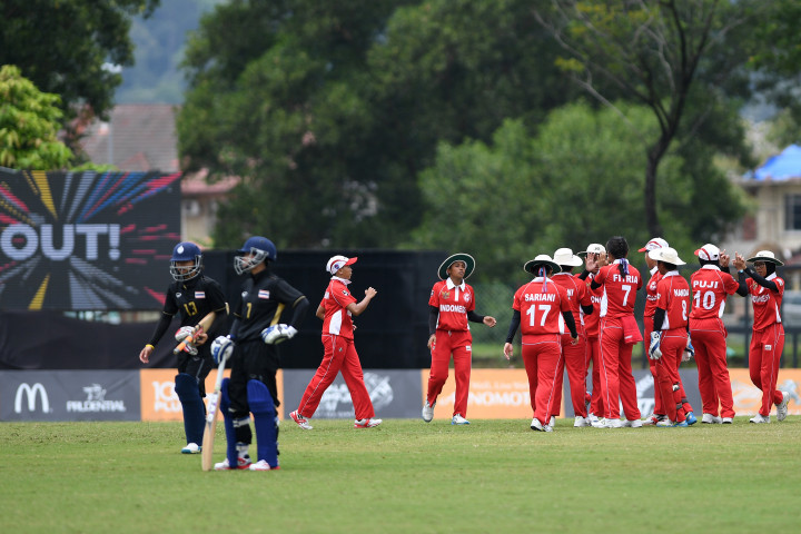 Tim kriket putri Indonesia bersiap melawan tim kriket putri Thailand. Pertandingan final kriket putri SEA Games XXIX digelar di Kinrara Oval, Malaysia.