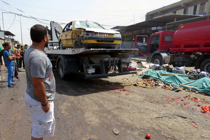 Petugas mengevakuasi kendaraan yang hancur akibat ledakan tersebut.