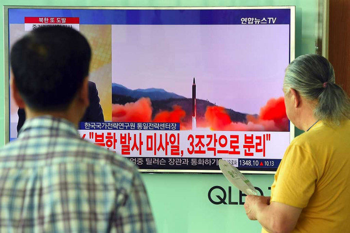 Warga menonton sebuah layar televisi yang tengah menayangkan rekaman sebuah peluncuran rudal oleh Korea Utara, di sebuah stasiun kereta api di Seoul, Korsel, Selasa (29/8/2017).