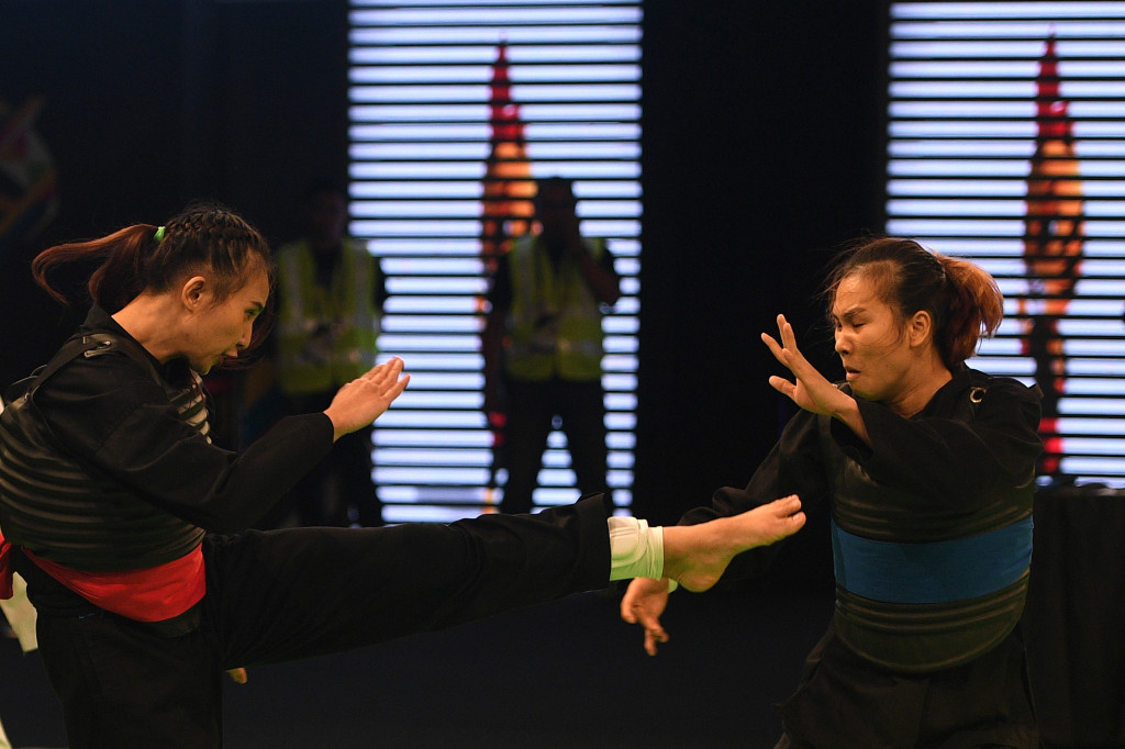 Pesilat putri Indonesia Wewey Wita (kiri) saat bertanding dengan pesilat putri Vietnam Tran Thi Them dalam final tanding kelas B 50-55 Kg putri.