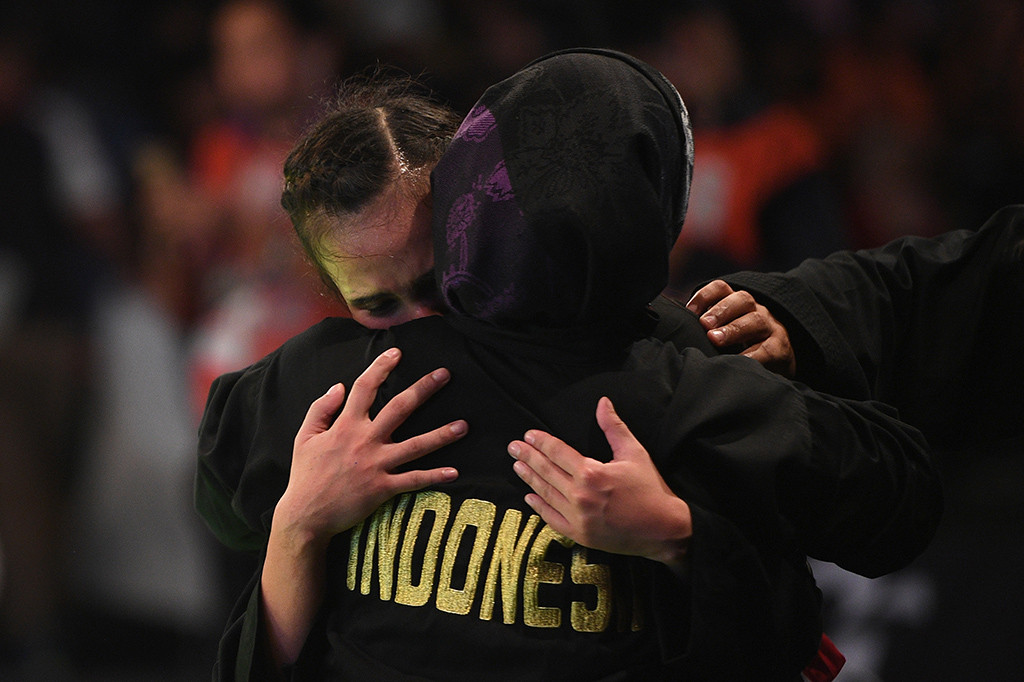 Pesilat putri Indonesia Wewey Wita memeluk pelatihnya usai mengalahkan pesilat putri Vietnam Tran Thi Them dalam final tanding kelas B 50-55 Kg putri pencak silat SEA Games 2017.