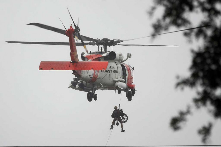 Selain lewat darat, petugas penyelamat juga mengerahkan helikopter untuk mengevakuasi korban banjir. AFP/Joe Raedle/Getty Images
