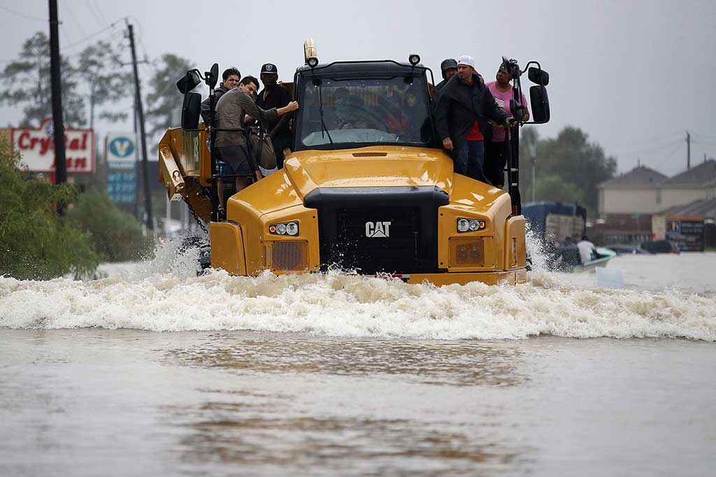 Sebuah mobil terendam banjir hingga hanya terlihat atapnya saja. AFP/Thomas B. Shea