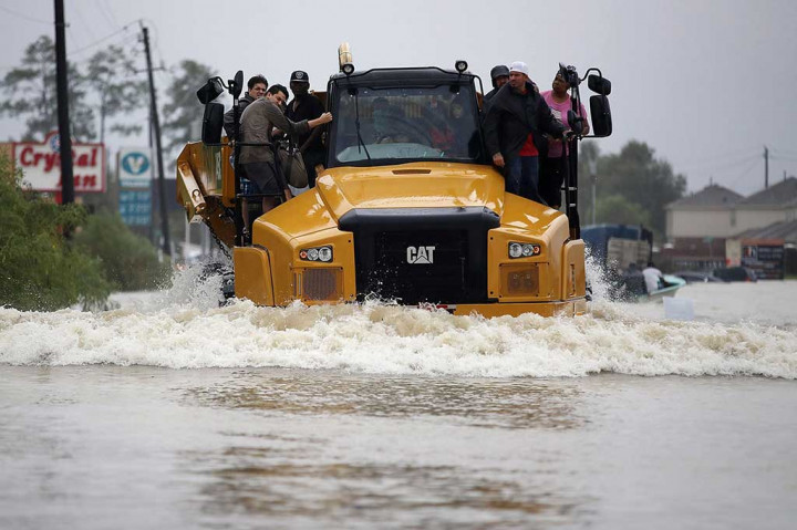 Sebuah mobil terendam banjir hingga hanya terlihat atapnya saja. AFP/Thomas B. Shea
