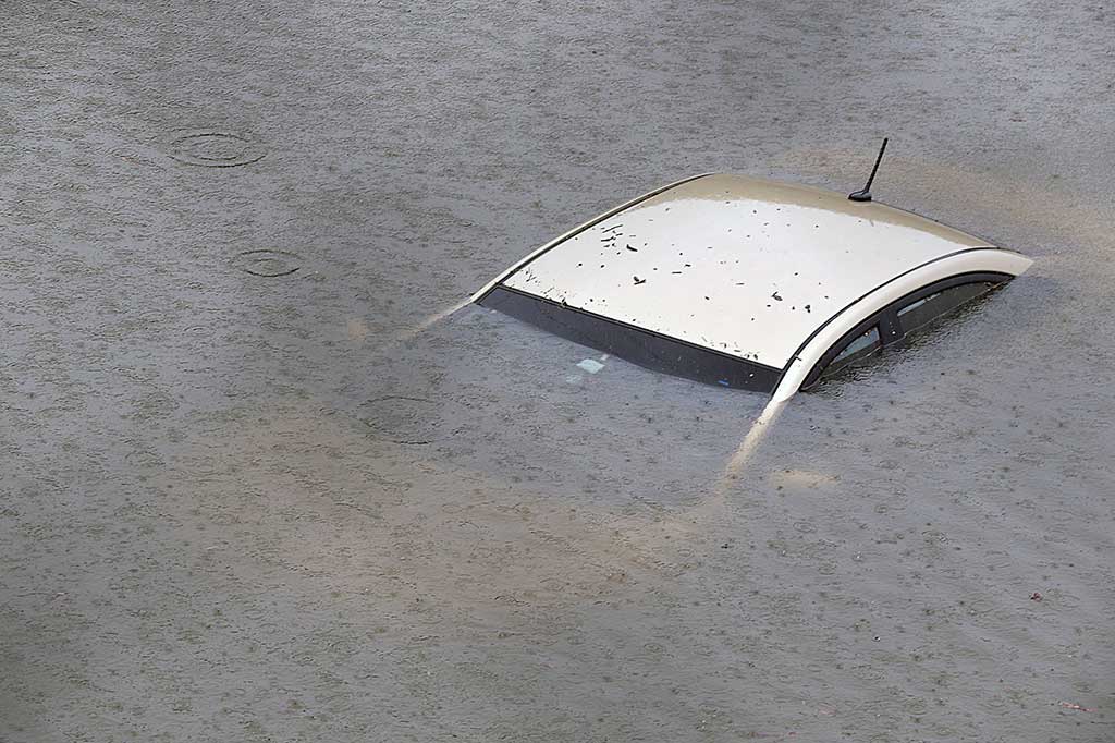 Sebuah mobil terendam banjir hingga hanya terlihat atapnya saja. AFP/Thomas B. Shea