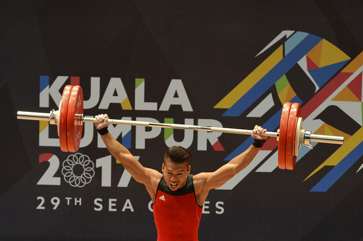 Lifter Indonesia Deni menyumbangkan medali emas dari cabang angkat besi kelas 69 kg putra SEA Games 2017.
