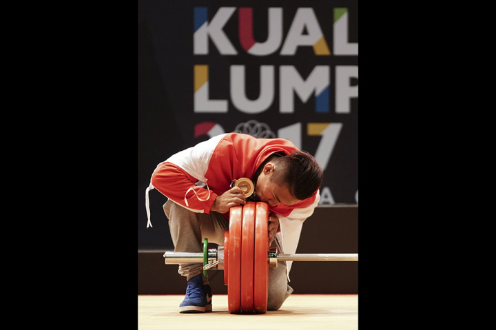Medali emas dari Deni merupakan raihan pertama di cabang angkat besi pada SEA Games 2017. 