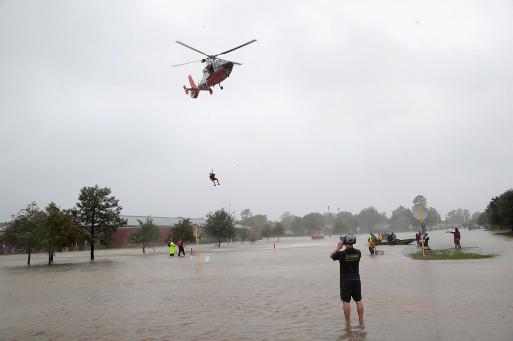Tim SAR menggunakan helikopter untuk mengangkut warga yang lingkungan tempat tinggalnya terdampak banjir paling parah. Scott Olson/Getty Images/AFP
