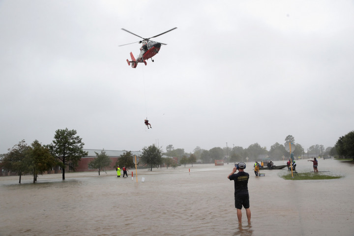 Tim SAR menggunakan helikopter untuk mengangkut warga yang lingkungan tempat tinggalnya terdampak banjir paling parah. Scott Olson/Getty Images/AFP
