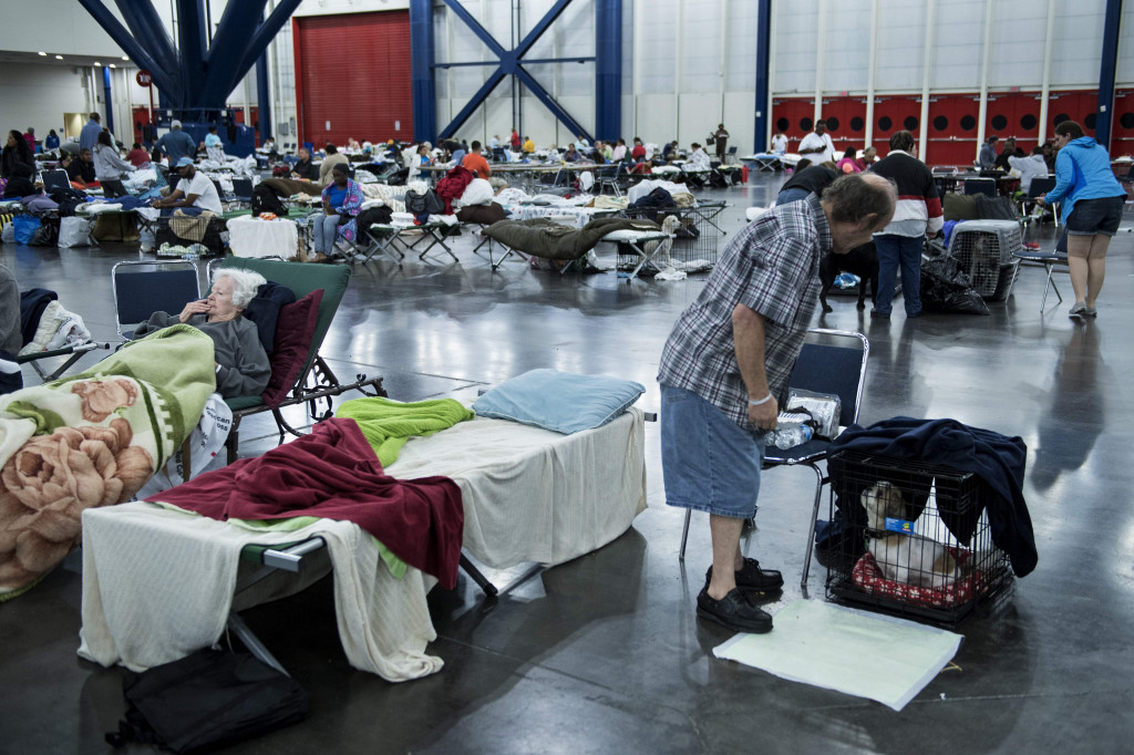 Warga lanjut usia dan anak-anak diprioritaskan mendapatkan tempat. Luasnya wilayah Houston terendam banjir membuat tidak banyak gedung bisa dijadikan pengungsian. AFP PHOTO / Brendan Smialowski