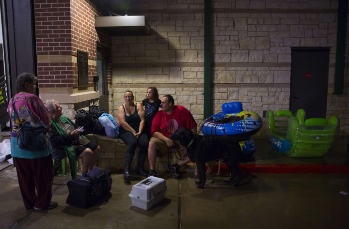 Beberapa orang yang baru tiba di pengungsian beristirahat sambil menunggu giliran mendaftarkan diri untuk mendapat tempat. Erich Schlegel/Getty Images/AFP
