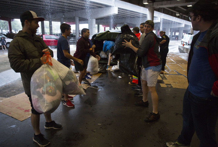 Sukarelawan menerima donasi pakaian untuk dibagikan kepada para pengungsi. Hujan yang mengguyur Houston diperkirakan baru ada merekan beberapa hari ke depan. 
