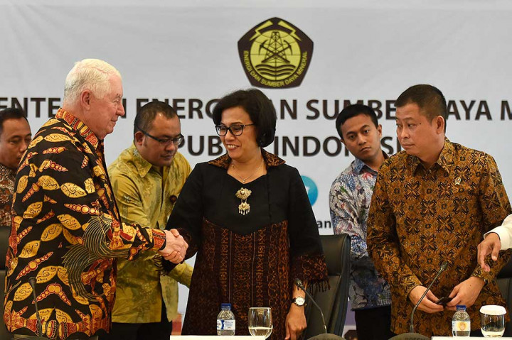 Menteri Keuangan Sri Mulyani (tengah) berjabat tangan dengan CEO Freeport-McMoran Copper & Gold Inc Richard Adkerson (kiri) disaksikan Menteri ESDM Ignasius Jonan usai menyampaikan keterangan kepada wartawan terkait divestasi saham di Kementerian ESDM, Jakarta, Selasa (29/8/2017).