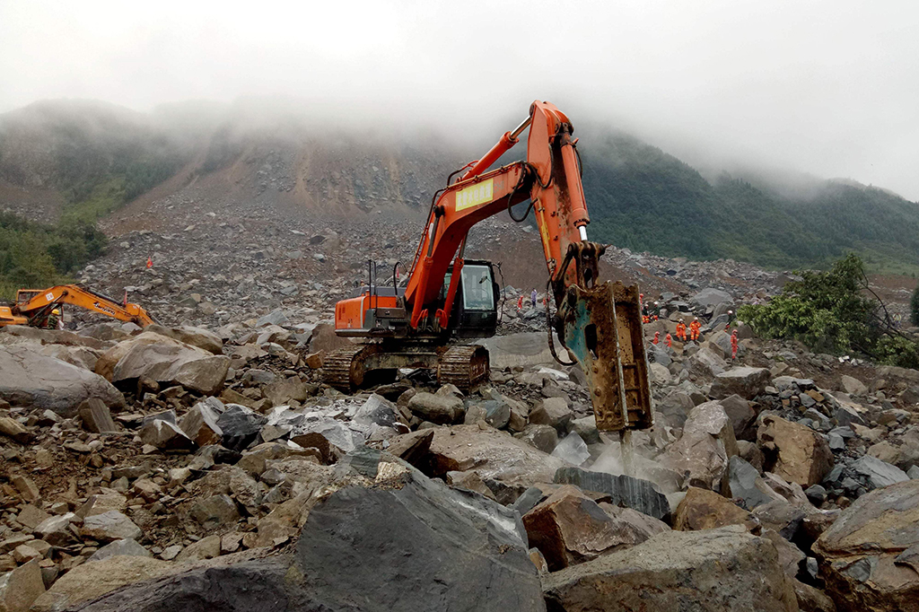 Terlihat longsoran tanah disertai bebatuan turun menuju pemukiman penduduk dan menghancurkan 34 rumah.