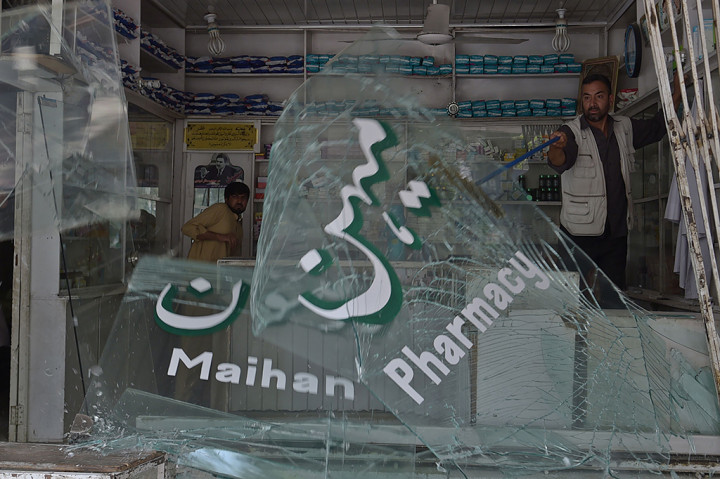 Bom bunuh diri terjadi di sebuah kawasan perbelanjaan ramai di dekat gedung Kedutaan AS di Kabul, Afghanistan.
