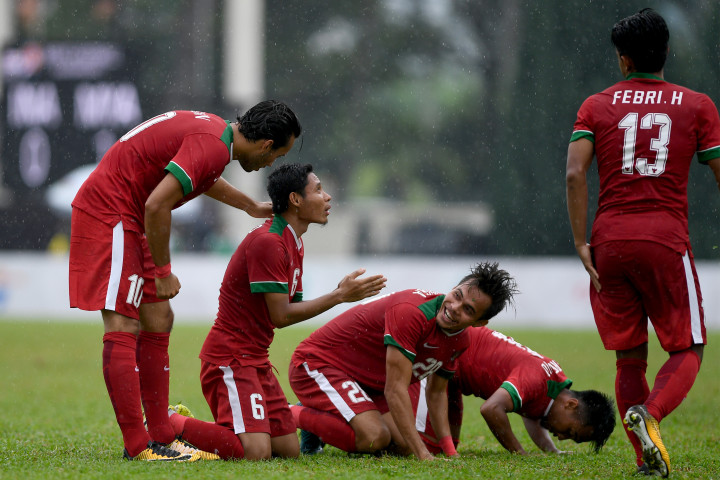 Evan Dimas (dua dari kanan) bersama beberapa rekannya berdoa mengucap syukur usai pluit panjang tanda usainya pertandingan ditiup wasit. 