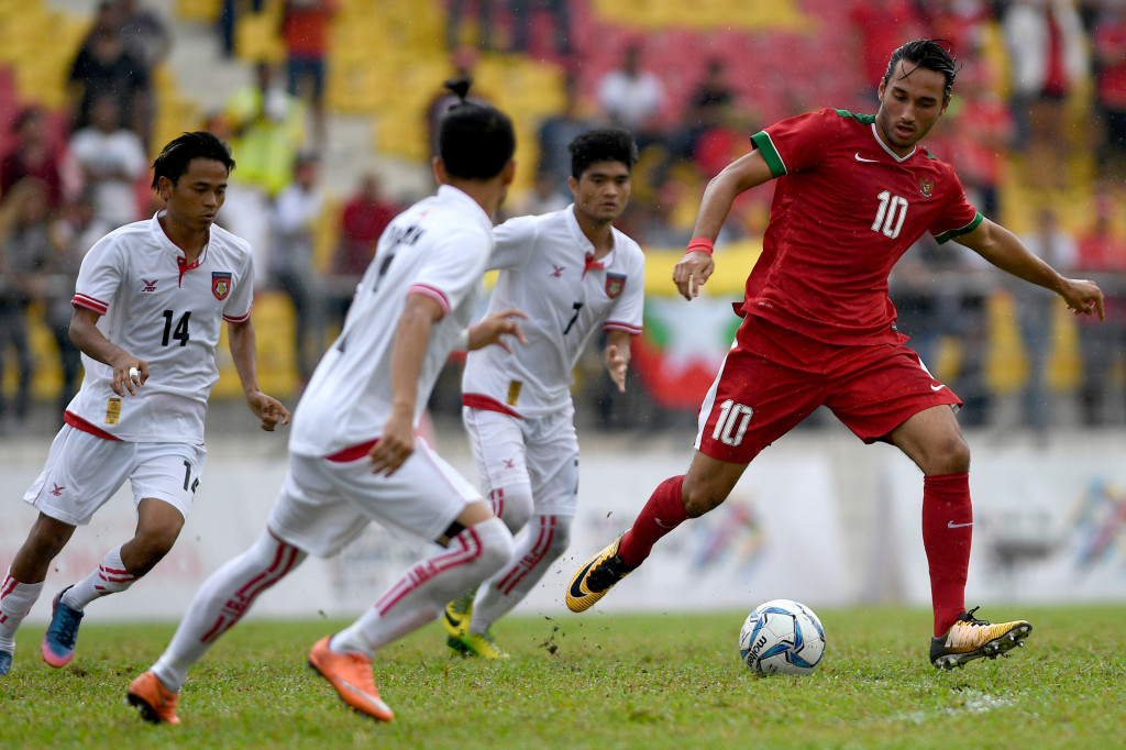 Ezra Walian (kanan) menggiring bola melewati tiga pesepak bola Timnas U-22 Myanmar. Menjelang akhir babak dua, Ezra nyaris terpancing emosinya oleh tim lawan. 