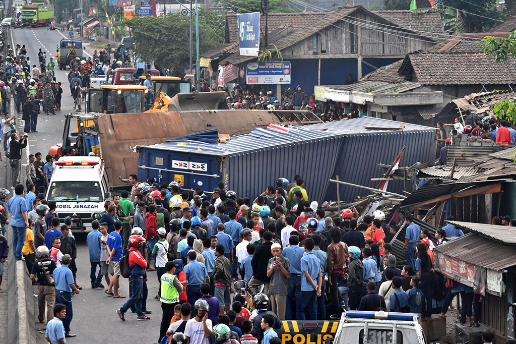 Kecelakaan ini juga mengakibatkan bangunan kios serta rumah hancur, dan menyebabkan kemacetan lalu lintas sekitar lima kilometer. 