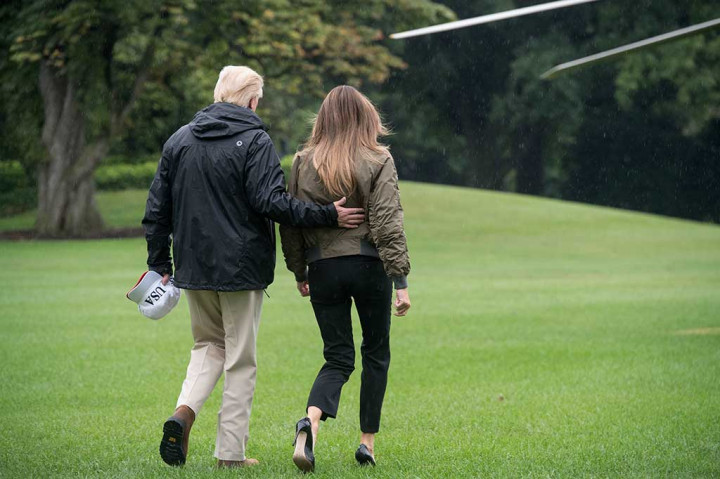 Presiden AS Donald Trump menggandeng Ibu Negara Melania Trump saat akan meninggalkan Gedung Putih, di Washington DC untuk menuju Texas, Selasa (29/8/2017) waktu setempat. AFP/Nicholas Kamm