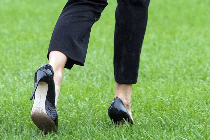 Penampilan Ibu Negara mengundang kritikan netizen karena mengenakan sepatu hak tinggi saat akan mengunjungi korban badai Harvey di Texas. AFP/Nicholas Kamm
