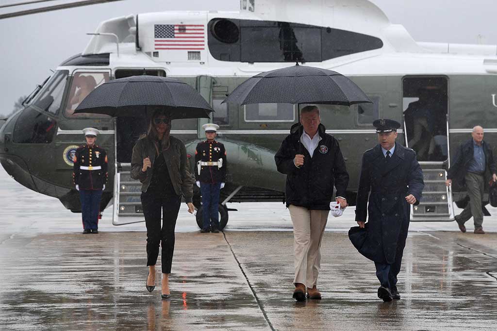 Trump bersama Melania berjalan menuju pesawat Air Force One di Andrews Air Force Base, Maryland. AFP/Jim Watson