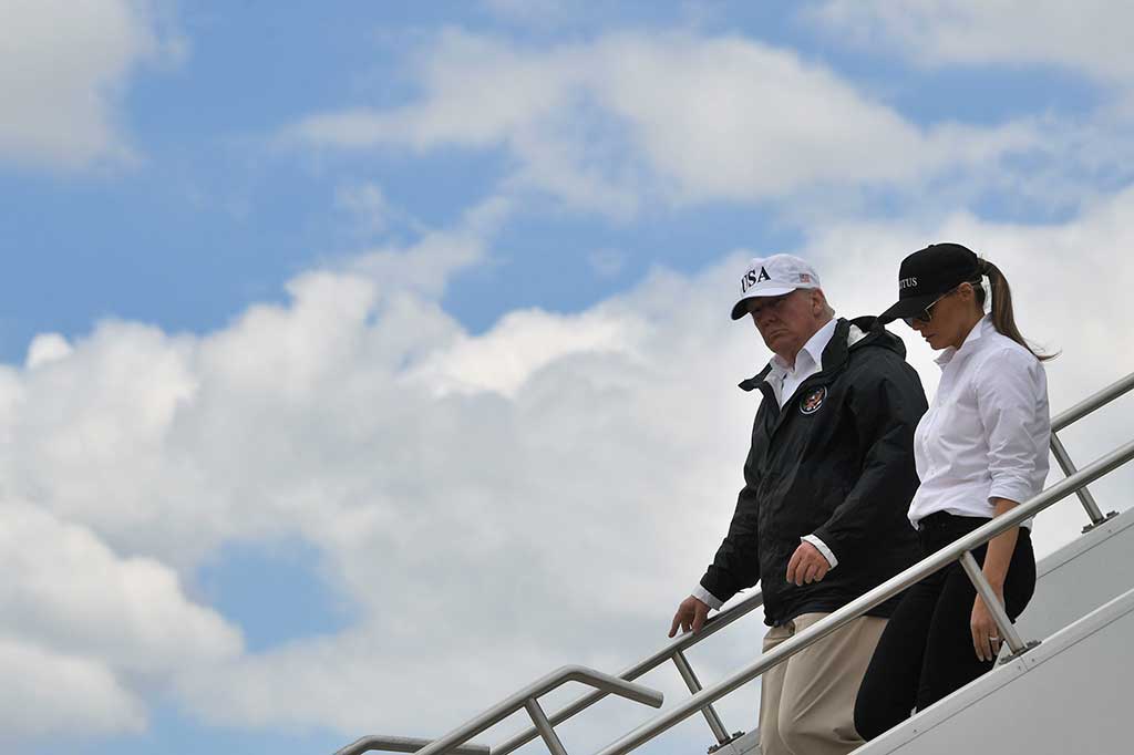 Saat tiba di Austin, Texas, Ibu Negara telah berganti penampilan dengan mengenakan topi dan menanggalkan jaket bombernya serta memakai sepatu sneakers warna putih. AFP/Jim Watson