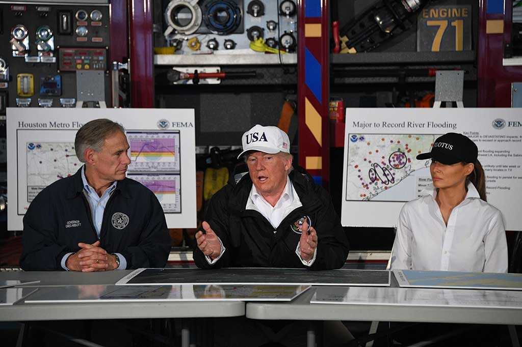 Trump didampingi Gubenur Texas Greg Abbott dan Melania memberikan pengarahan kepada petugas terkait penanganan korban bencana badai Harvey di Texas, di Corpus Cristi.  AFP/Jim Watson
