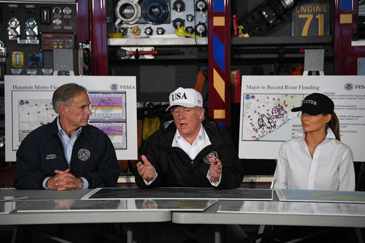 Trump didampingi Gubenur Texas Greg Abbott dan Melania memberikan pengarahan kepada petugas terkait penanganan korban bencana badai Harvey di Texas, di Corpus Cristi.  AFP/Jim Watson