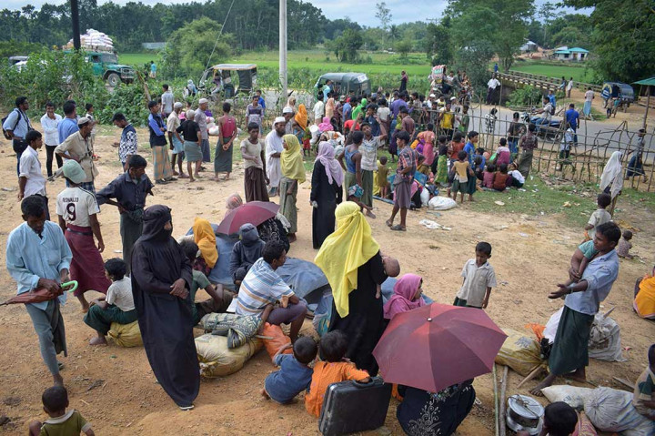 Para pengungsi Rohingya yang melarikan diri dari Myanmar beristirahat di kamp pengungsian Kutupalong di sepanjang perbatasan Bangladesh-Myanmar di dekat Kota Ukhiya di Bangladesh.