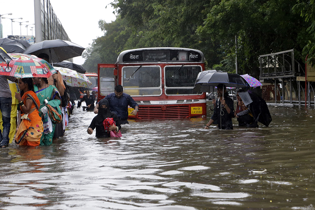 Sedikitnya enam orang tewas, termasuk dua balita, akibat banjir yang menerjang Mumbai, ibu kota finansial India.