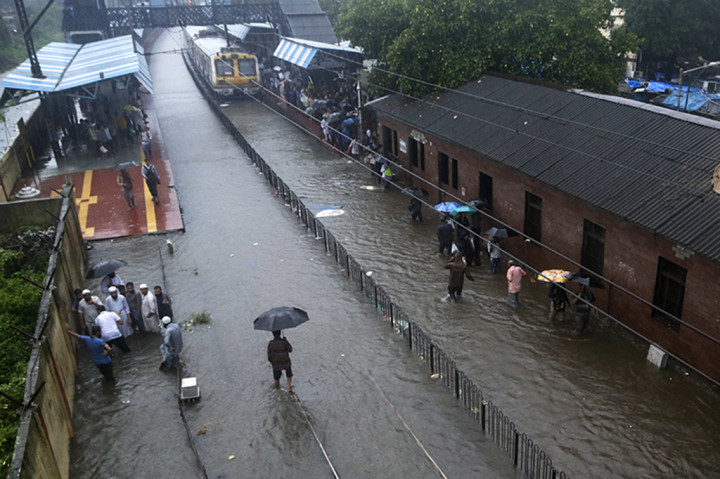 Layanan kereta di kota Mumbai sempat terhenti akibat banjir ini, namun mulai pulih secara perlahan. Aktivitas penerbangan di Bandara Mumbai pun ikut terganggu.