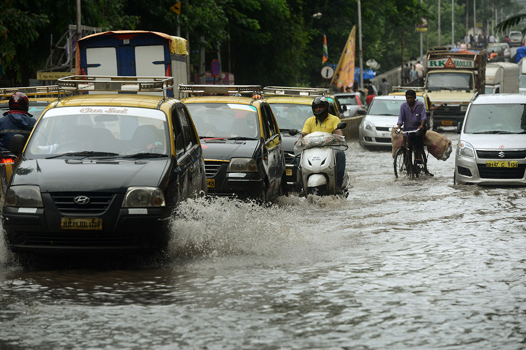 Beberapa area dataran rendah masih tergenang banjir, sehingga sejumlah kendaraan terjebak.
