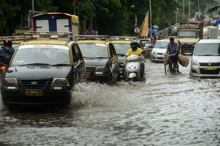 Beberapa area dataran rendah masih tergenang banjir, sehingga sejumlah kendaraan terjebak.
