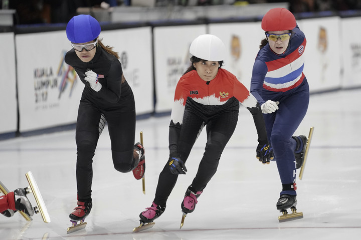 Tim ice skating putri Indonesia meraih medali perunggu setelah finish dengan catatan waktu lima menit 24,052 detik. 