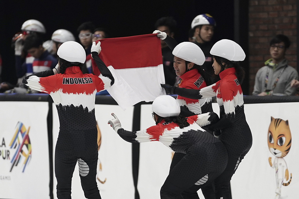Atlet ice skating putri Indonesia membawa bendera merah putih seusai menyelesaikan nomor short track speed skating 3.000 meter estafet putri SEA Games 2017 Kuala Lumpur.