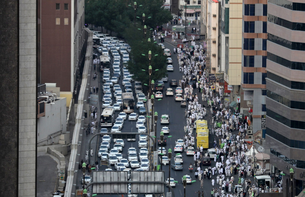 Jemaah calon haji berjalan menuju Masjidil Haram untuk memulai rangkaian prosesi awal ibadah haji. AFP Photo/Karim Sahib