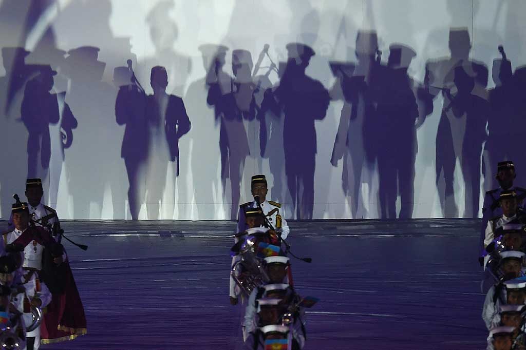 Penutupan yang dimulai pukul 20.30 waktu setempat diawali parade drumband dan defile oleh Angkatan Tentara Malaysia yang dimeriahkan oleh maskot SEA Games, rimau. AFP/Manan Vatsyayana