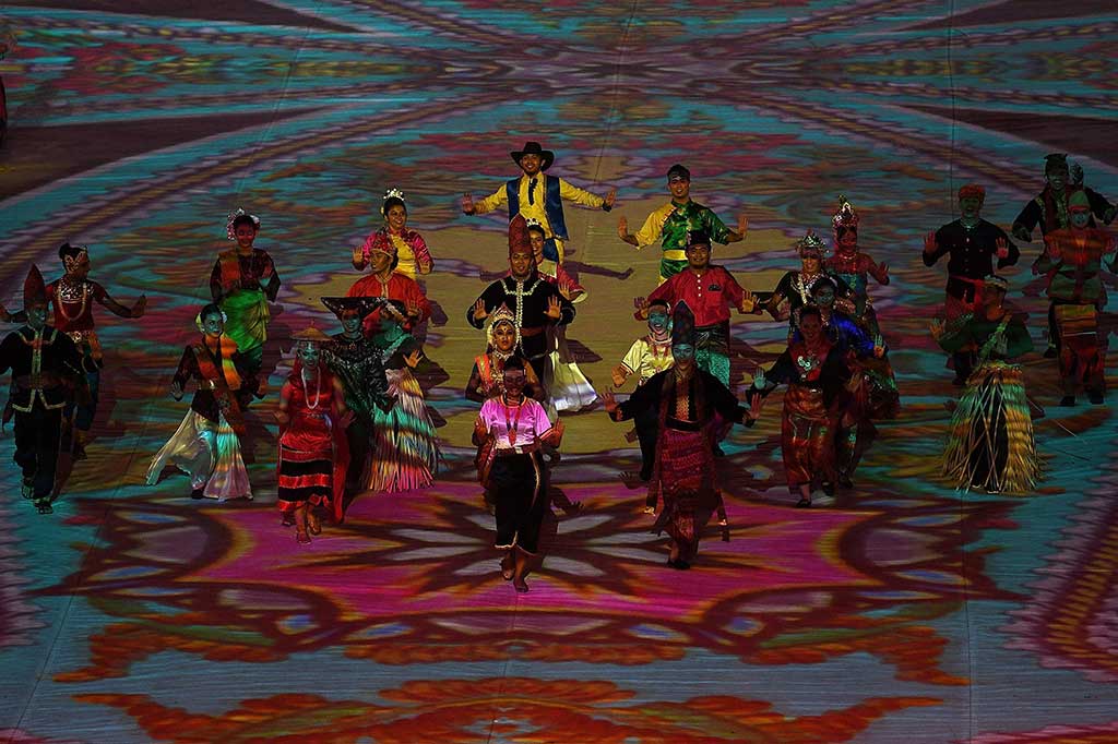 Sejumlah penari memperlihatkan aksinya saat penutupan SEA Games ke-29 Kuala Lumpur. AFP/Manan Vatsyayana