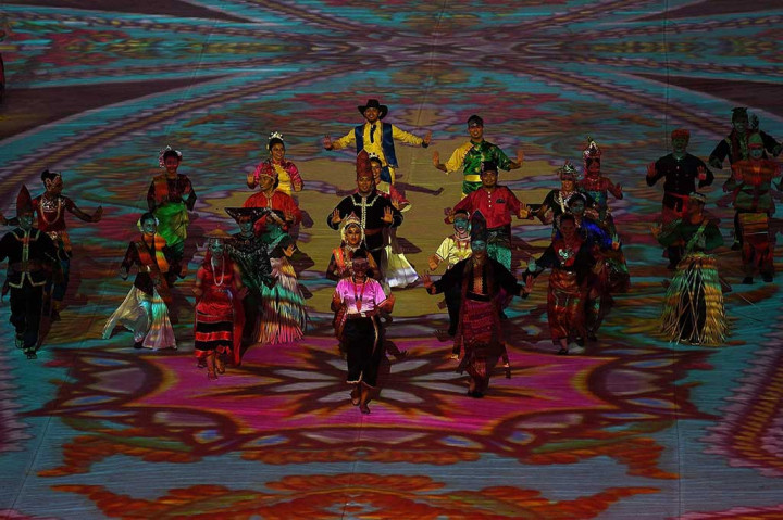 Sejumlah penari memperlihatkan aksinya saat penutupan SEA Games ke-29 Kuala Lumpur. AFP/Manan Vatsyayana