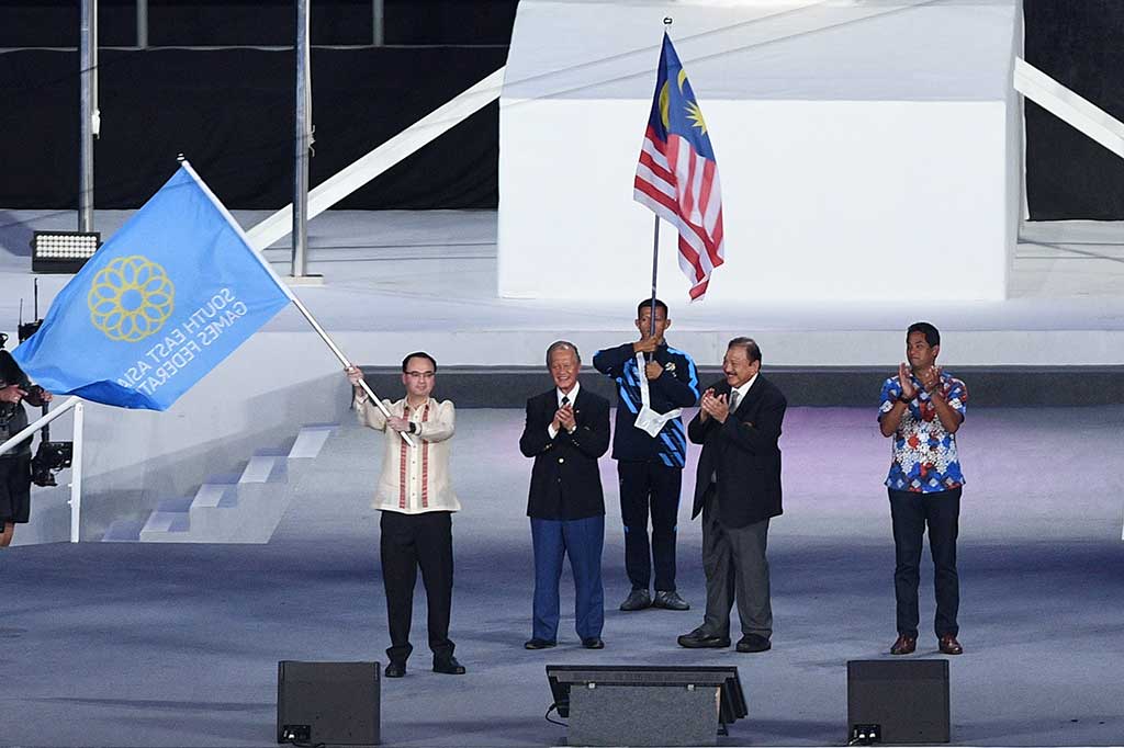 Penyerahan bendera SEA Games kepada Menlu Filipina Alan Peter S Cayetano (kiri) dan menyanyikan lagu kebangsaan Filipina yang akan menjadi tuan rumah SEA Games ke-30. ANTARA/Sigid Kurniawan